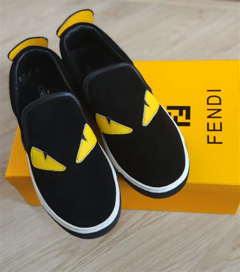 tenis fendi negro con amarillo